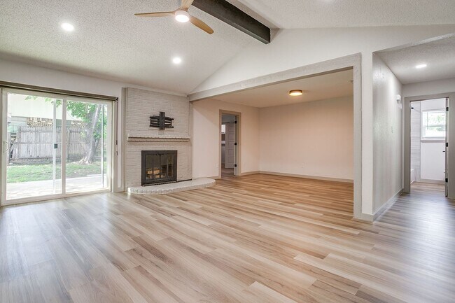 Foto del edificio - Amazing Modern- 3 Bedroom, 2 Bath Ready for New Tenants- Burleson ISD- 76028