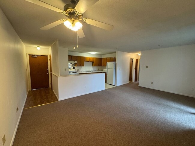 Interior Photo - 382-384 River St