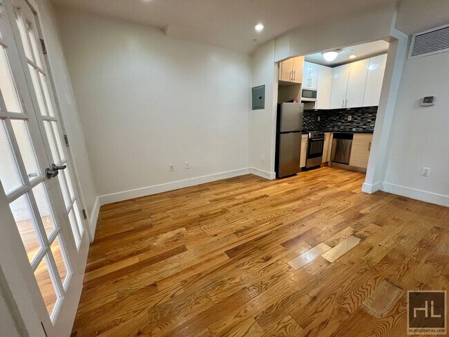 Foto del edificio - 2BR 1BA w/ Balcony & In Unit Laundry In Bushwick