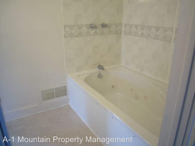 Building Photo - 2 br, 1 bath House - 2350 Garland Street