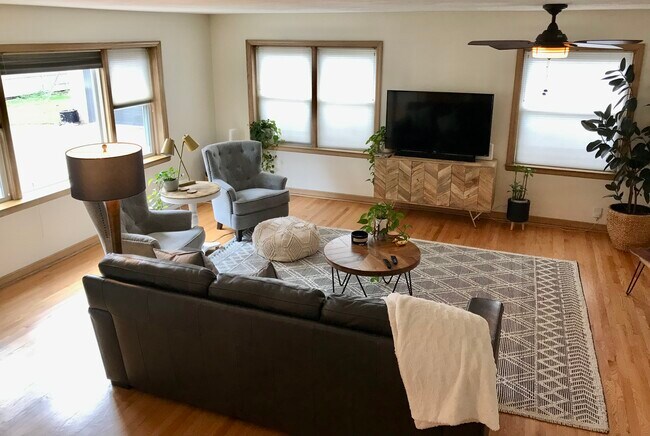 Foto del edificio - 716 N La Grange Rd