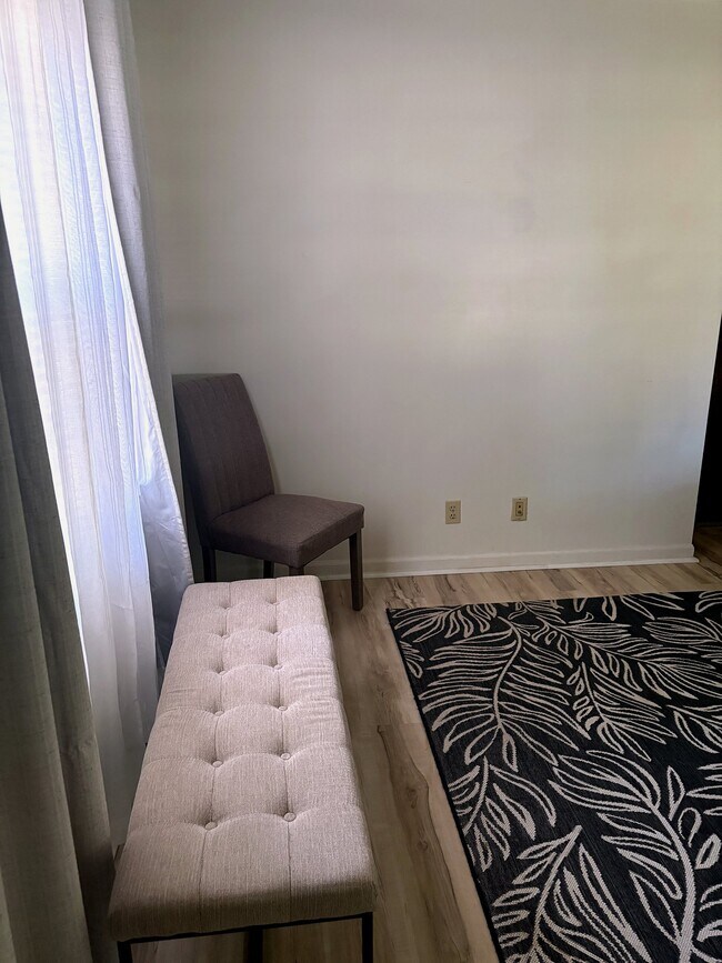 Foto del edificio - 3705 Burchfield Dr