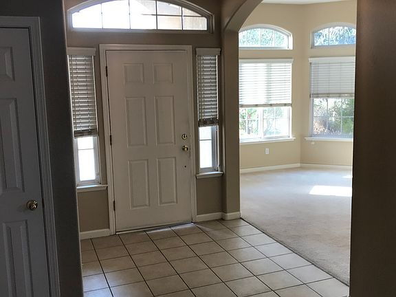Building Photo - 4 Bed Sanger Home!!