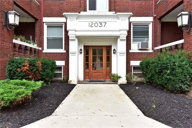 Foto del edificio - 12037 Lake Ave