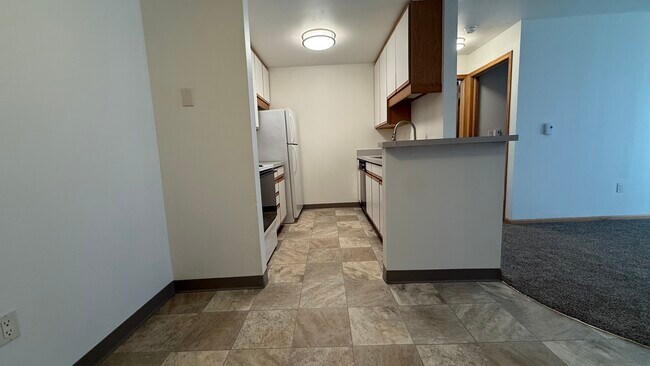 Apartamento de 1 dormitorio en planta baja | Cocina - Terraza en Cedar Glen | Apartamentos Cross Plains - Elkhorn Village