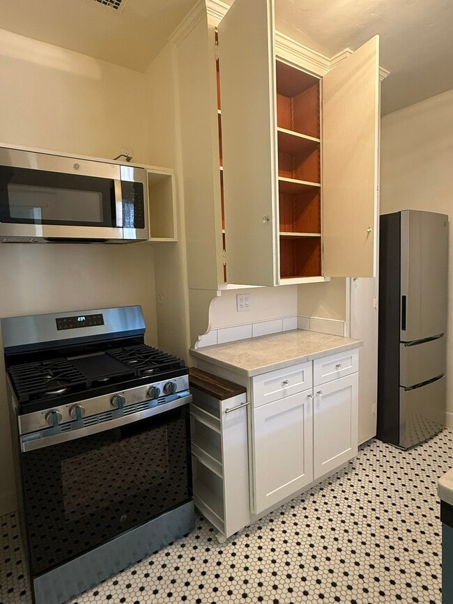 Cocina con estufa/microondas/refrigerador nuevos. - 795 N 2nd St