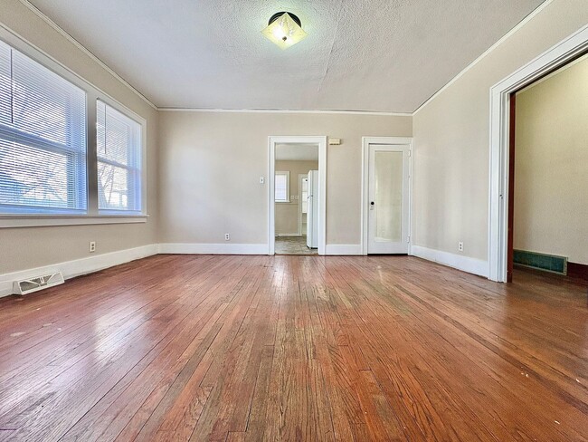 Building Photo - 1815 Kemble Ave