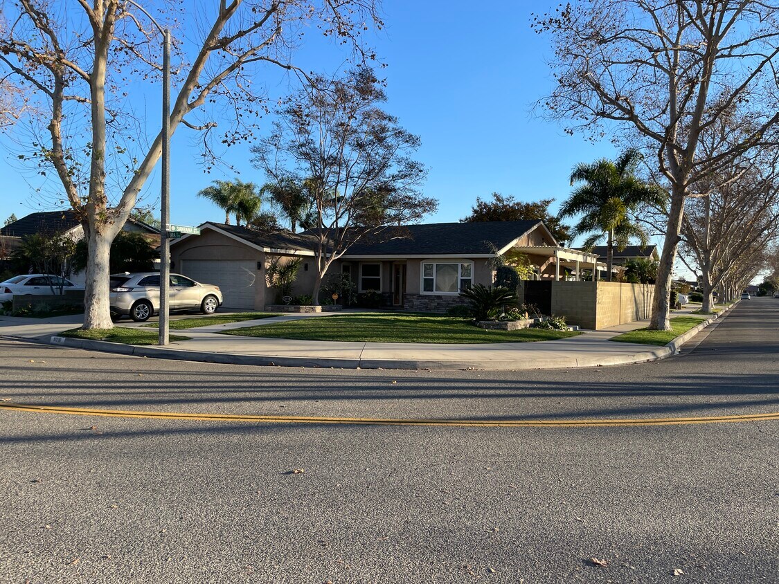 Primary Photo - 10710 La Jara St