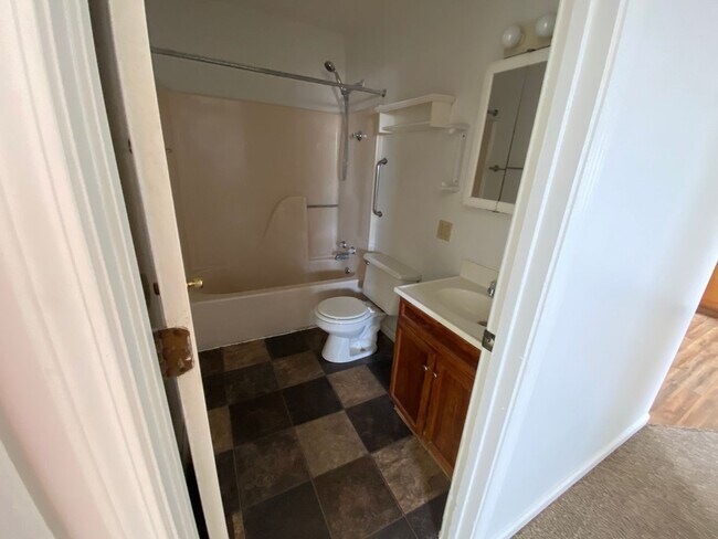 Building Photo - 2-Bedroom/1-Bathroom Duplex in Spencer
