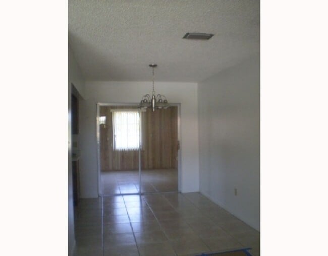 Building Photo - Affordable 3 bedroom 2 bath centrally located