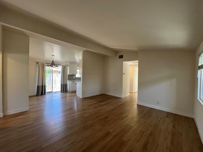 Foto del edificio - MOVE-IN READY! Upgraded 4BR w/all applianc...