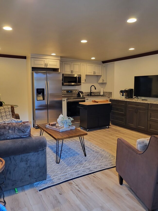 Building Photo - Charming Guest House in Glendora's "The Oaks"