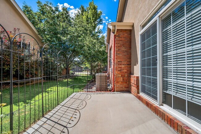 Foto del edificio - Desirable 55+ Hover Woods Community!