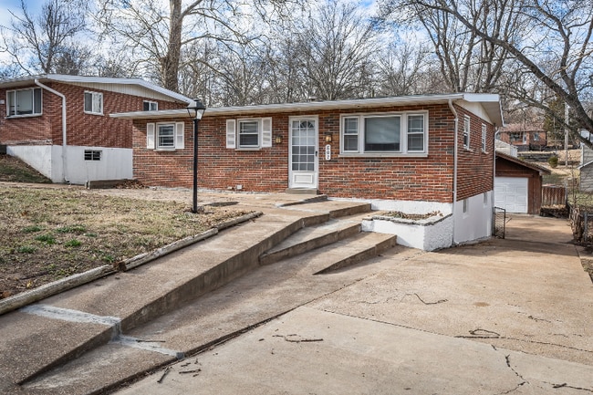 Building Photo - 807 Thomas Ave