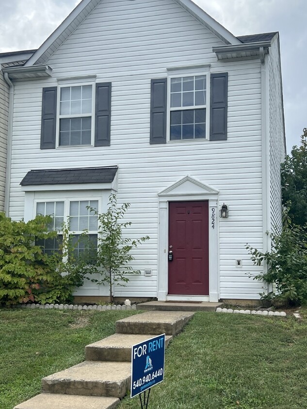 Primary Photo - Spacious End Unit Townhome - 3 Bedrooms & ...