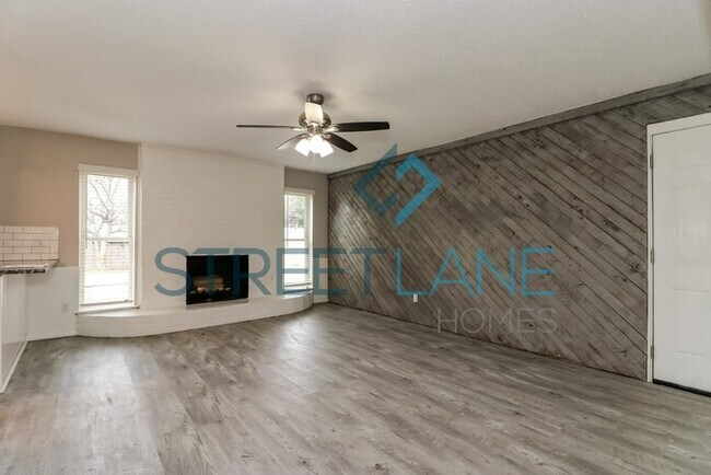Building Photo - REDUCED!