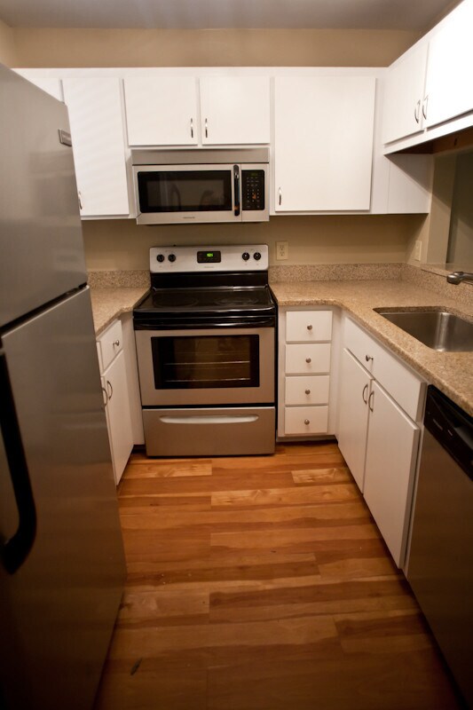 Foto del edificio - Renovated 4BR town house apartment a few b...
