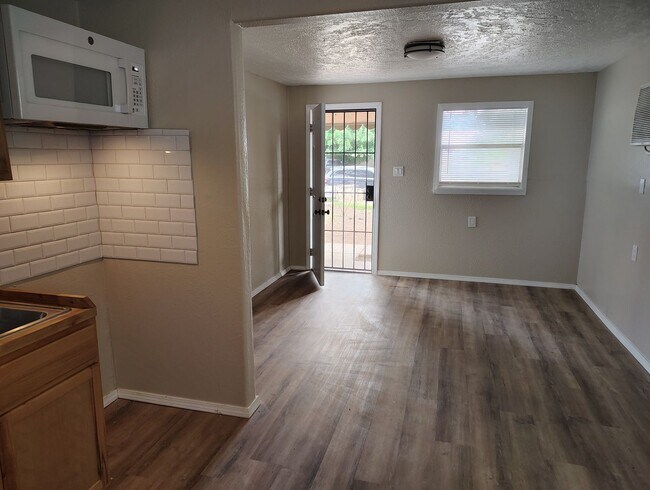 Foto del edificio - Available NOW Updated 1 bedroom, 1 bathroo...
