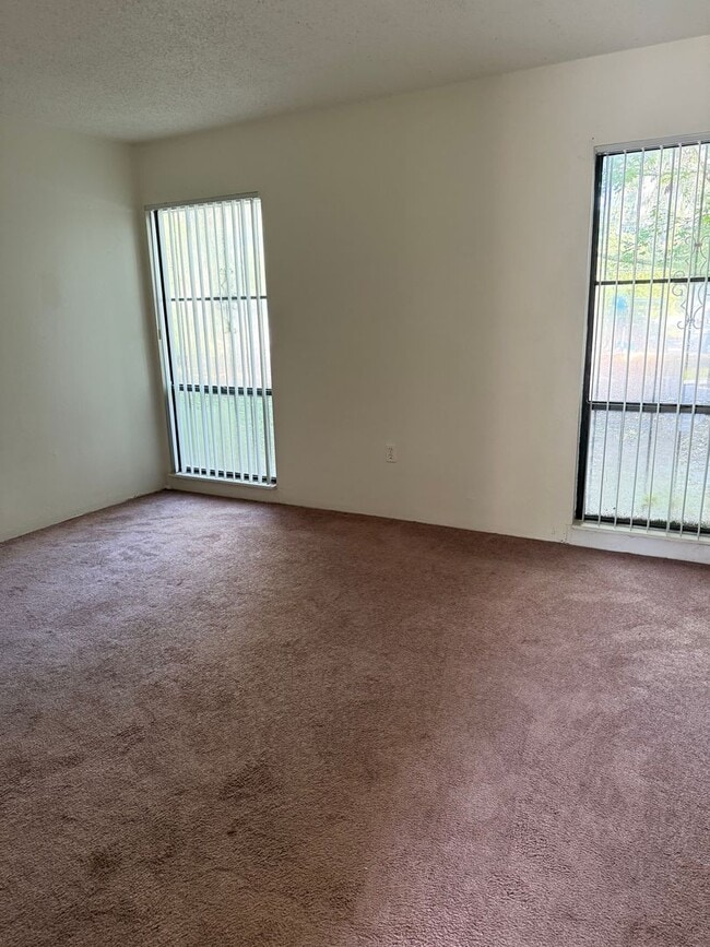 Foto del edificio - LEASE NOW AND ENJOY 50% OFF 2ND MONTH! Spa...