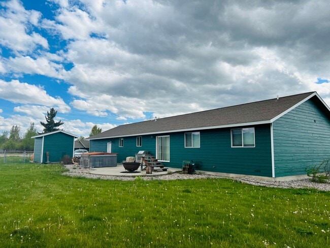 Building Photo - 4 Bed Home On 1.4 Acres In The Bitterroot Valley