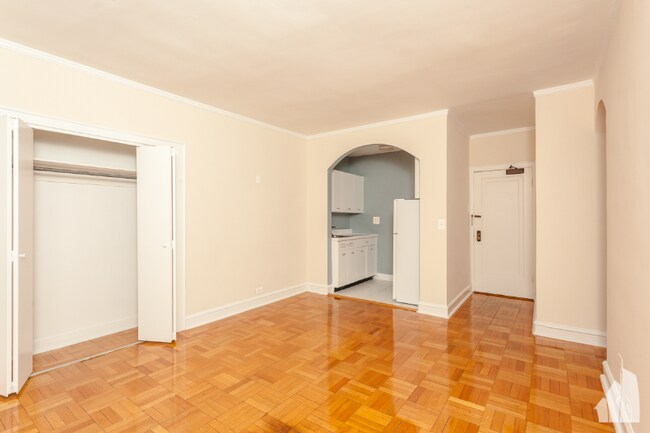Building Photo - 1209 W Sherwin Ave