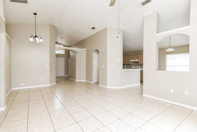 Building Photo - Kissimmee Comfort with Space