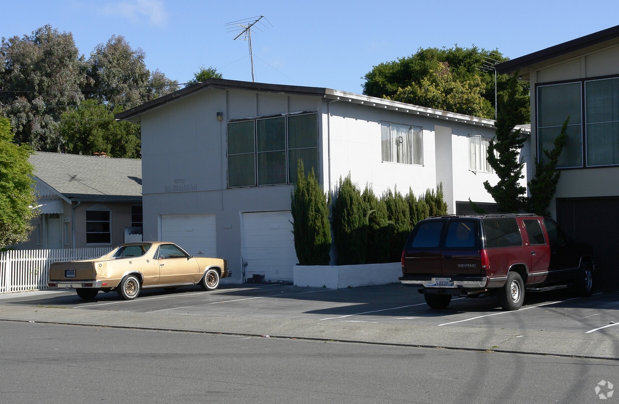 Building Photo - 2771 Blenheim Ave