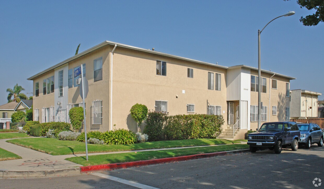 Primary Photo - 2824 S Corning St
