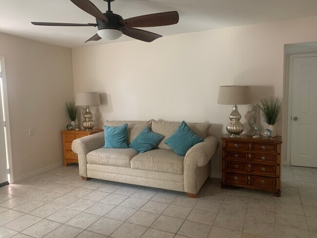 Living Room - 898 North St