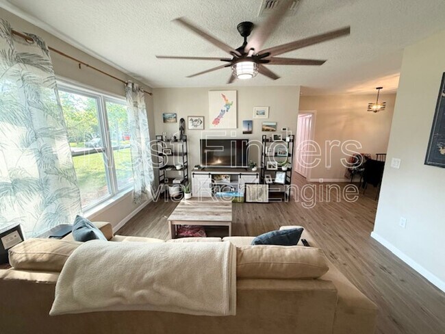 Foto del edificio - 1325 Hibiscus St