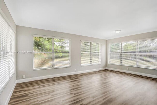 Foto del edificio - 1220 NW 18th Ave