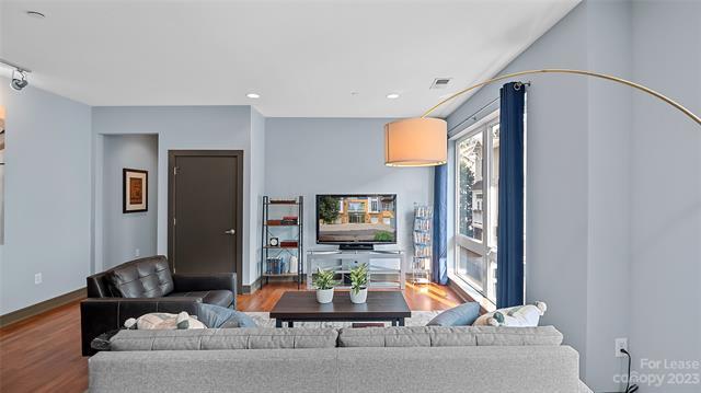 Foto del edificio - 300 Magnolia Ave