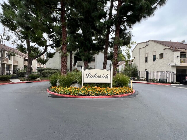 Building Photo - Lakeside North: Upper 1 Bedroom 1 Bath Condo,
