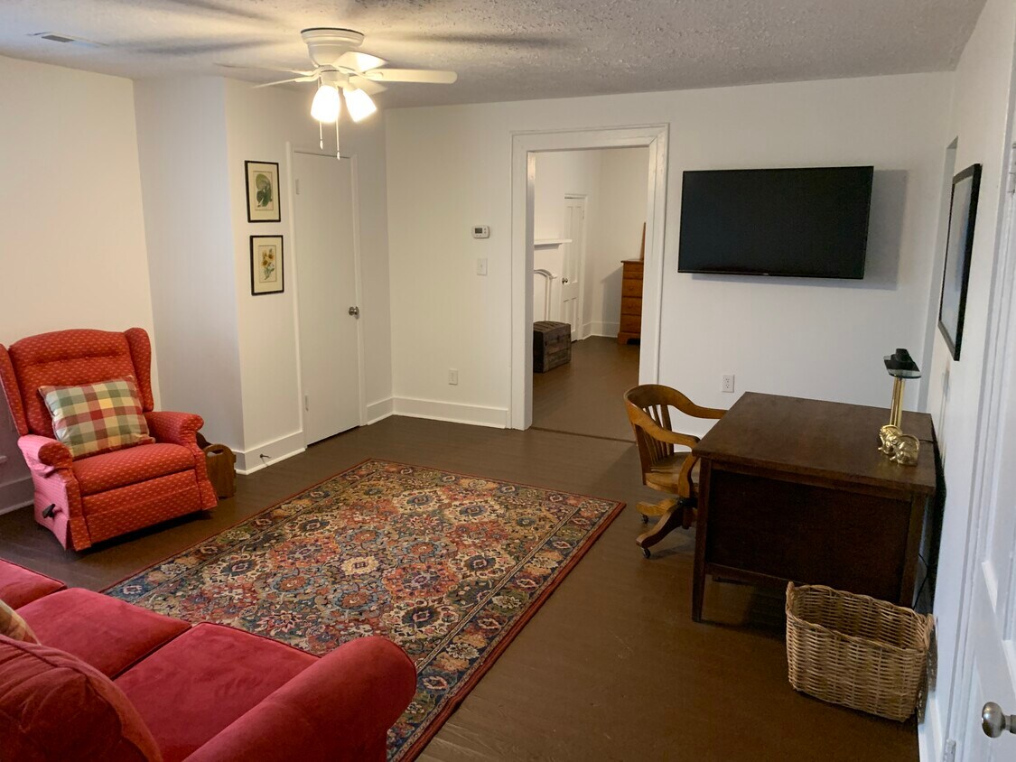 Living room looking into the east bedroom - 4250 Louis Draughon Rd