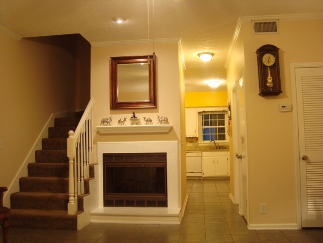 Foto del edificio - **2-BEDROOM TOWNHOME/ DUPLEX IN IDEAL LOCA...