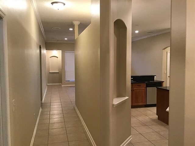 Building Photo - 577 E Silverthorn Ln