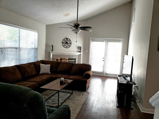 Building Photo - Charming 3 bedroom house near buck lake fo...