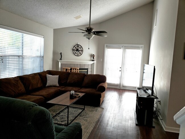 Foto del edificio - Charming 3 bedroom house near buck lake fo...