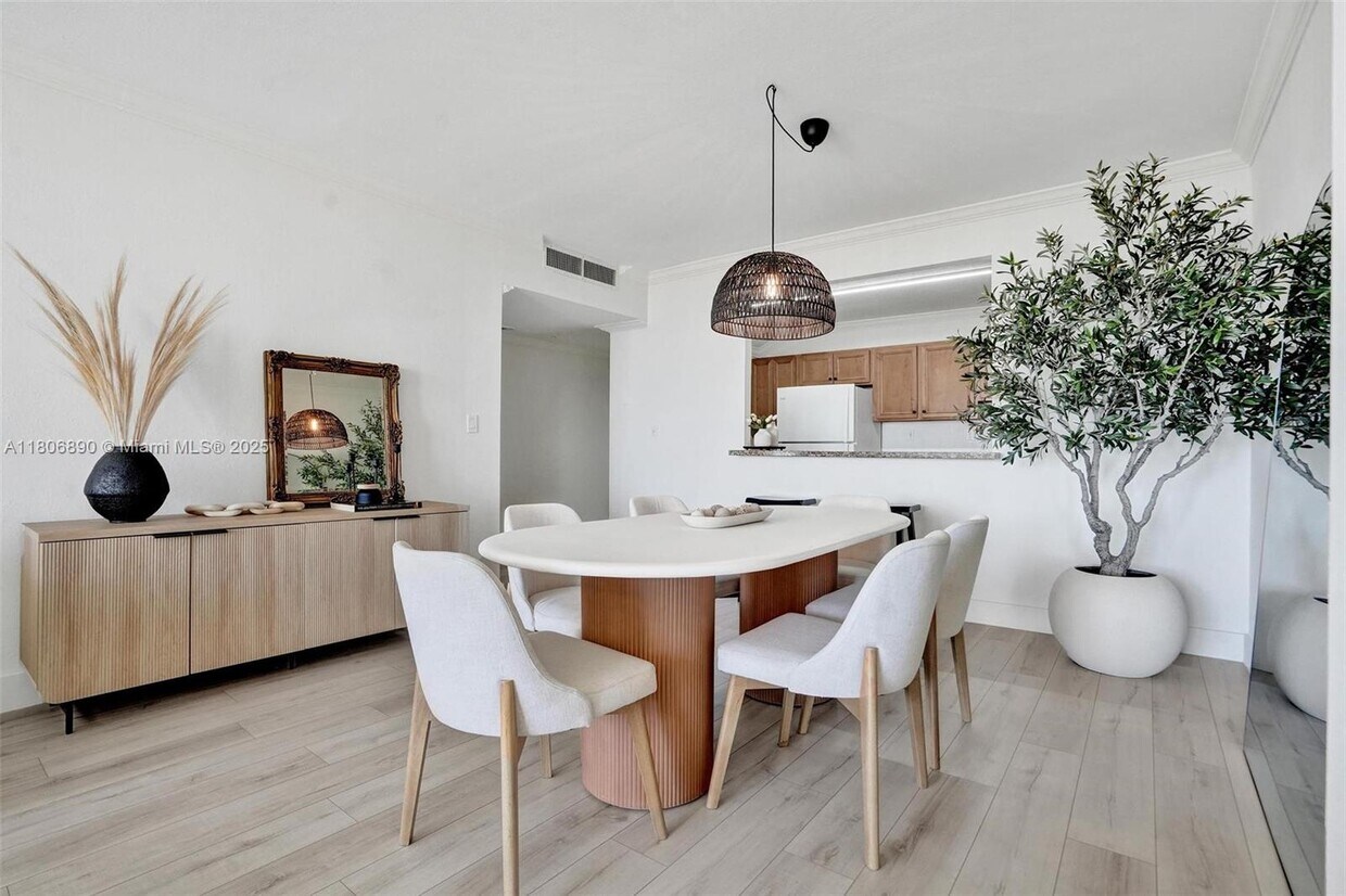 Foto principal - 19380 Collins Ave