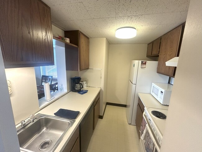 Building Photo - Cedar Lodge-308