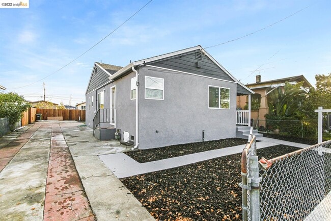 Building Photo - 1022 103rd Ave