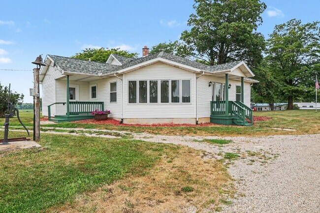 Foto del edificio - Secluded Farmhouse on over 1.5 acres.  $1990/ Month.  3 beds/ 2 baths