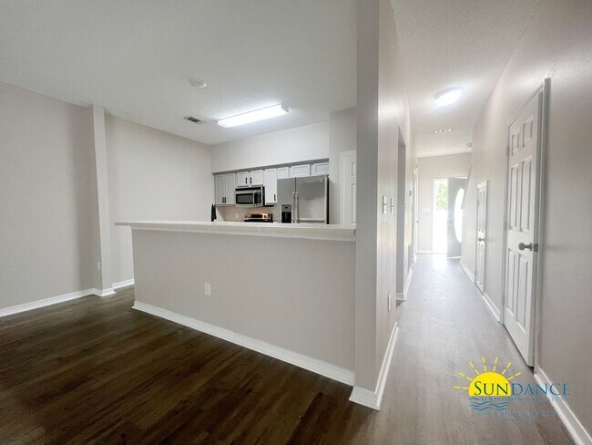 Foto del edificio - Beautiful 3 Bedroom 2-Story Unit in Navarre!