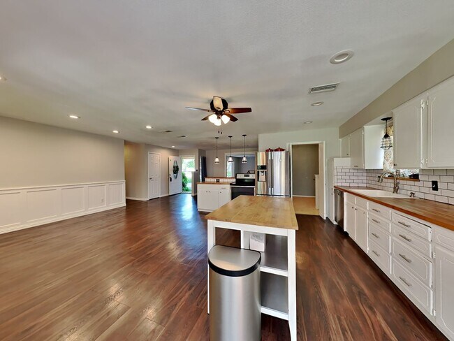 Foto del edificio - DARLING HOME IN DENTON READY NOW!