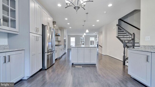 Building Photo - 513 Riversail Ln