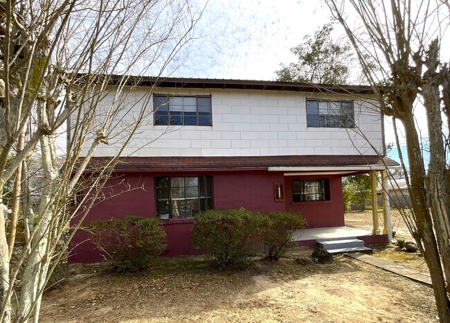 Building Photo - Sweet Upstairs Apartment in Marianna