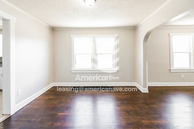 Building Photo - 1022 E 83rd Terrace