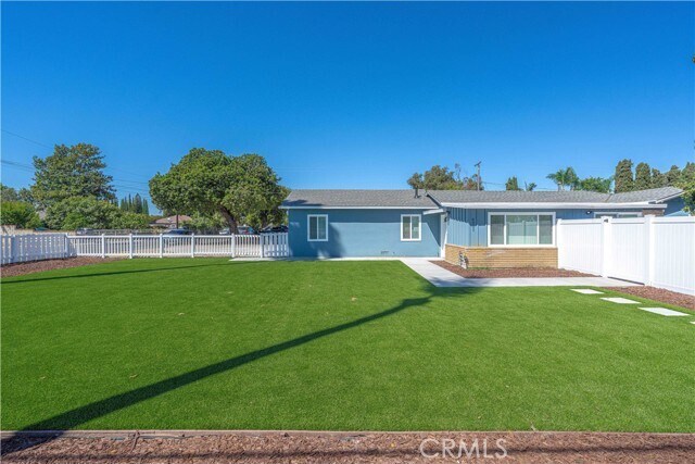Building Photo - 4301 W Lilac Ave