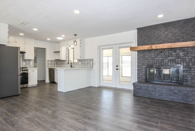 Building Photo - 3 bedroom 2 bathroom with AZ room