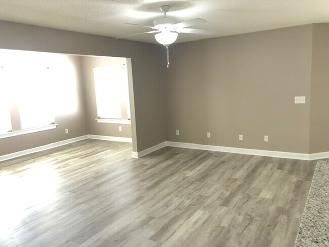 Building Photo - 4384 Daphne Ln